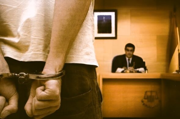 detenido en Zaragoza recibiendo asistencia legal de un abogado con un juez.