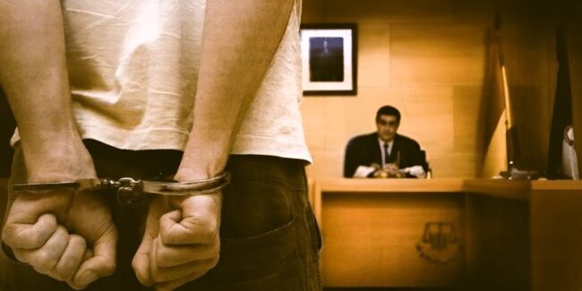 detenido en Zaragoza recibiendo asistencia legal de un abogado con un juez.