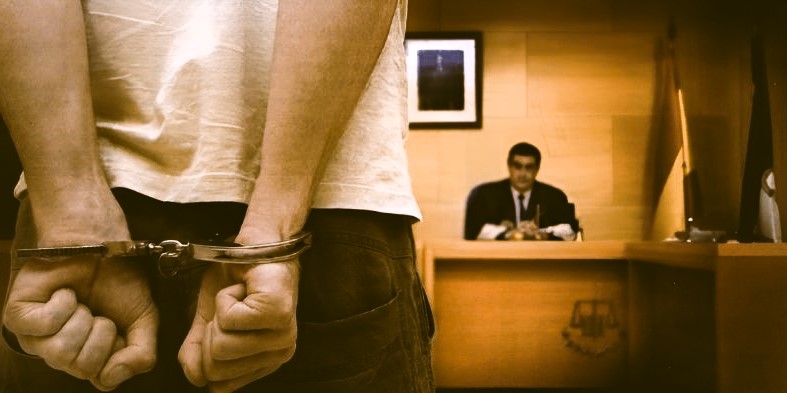 detenido en Zaragoza recibiendo asistencia legal de un abogado con un juez.