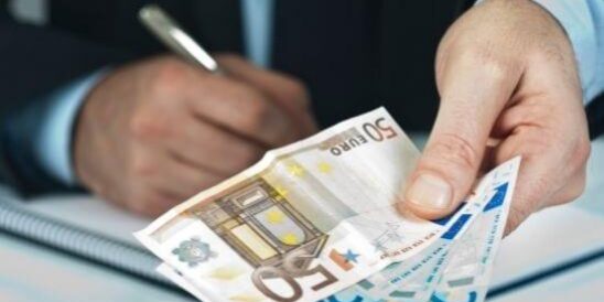 Abogado penalista en Zaragoza explicando honorarios y presupuesto legal a un cliente Abogado penalista en Zaragoza explicando honorarios y presupuesto legal a un cliente