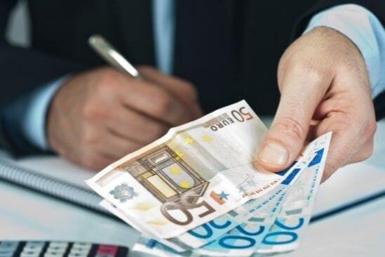 Abogado penalista en Zaragoza explicando honorarios y presupuesto legal a un cliente Abogado penalista en Zaragoza explicando honorarios y presupuesto legal a un cliente