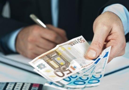 Abogado penalista en Zaragoza explicando honorarios y presupuesto legal a un cliente