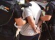 Detención policial en Zaragoza con persona esposada y presencia de agentes