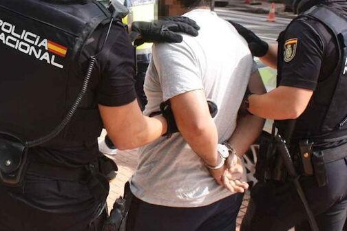 Detención policial en Zaragoza con persona esposada y presencia de agentes Detención policial en Zaragoza con persona esposada y presencia de agentes