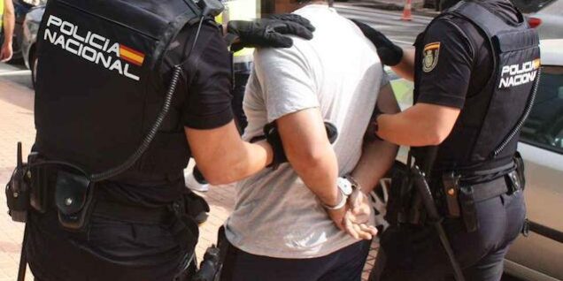 Detención policial en Zaragoza con persona esposada y presencia de agentes