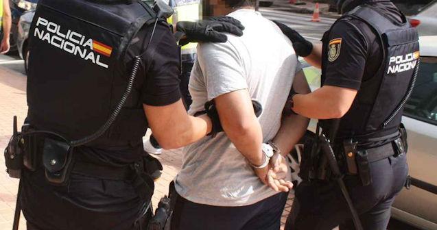 Detención policial en Zaragoza con persona esposada y presencia de agentes