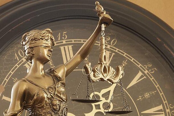 Duración de un procedimiento penal en Zaragoza representada con símbolo de justicia y tiempo Duración de un procedimiento penal en Zaragoza representada con símbolo de justicia y tiempo