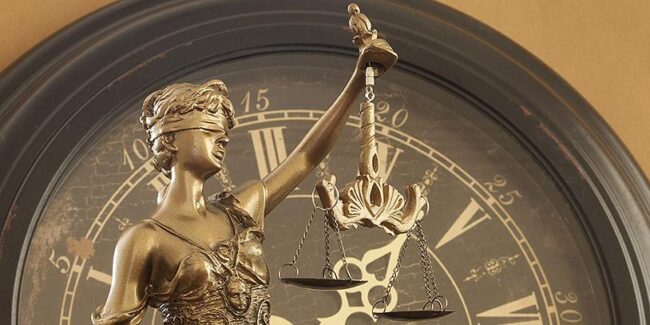 Duración de un procedimiento penal en Zaragoza representada con símbolo de justicia y tiempo