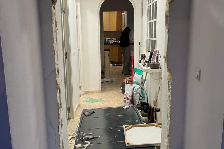 Registro policial en casa por drogas Imagen profesional en tonos azul oscuro y gris, con una puerta de vivienda parcialmente abierta, luz entrando desde el exterior y una balanza de justicia en primer plano. Estilo sobrio y corporativo. Texto: “Registro policial en domicilio · Defensa penal